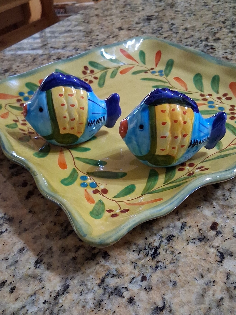 Hand-Painted Hawaii Blue Colorful Ceramic Fish Salt & Pepper Set. Souvenir/Colec